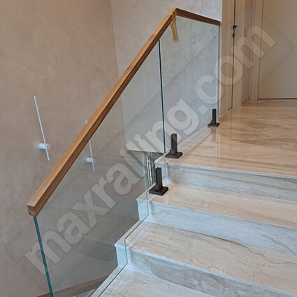 Стъклен парапет с ниски колонки